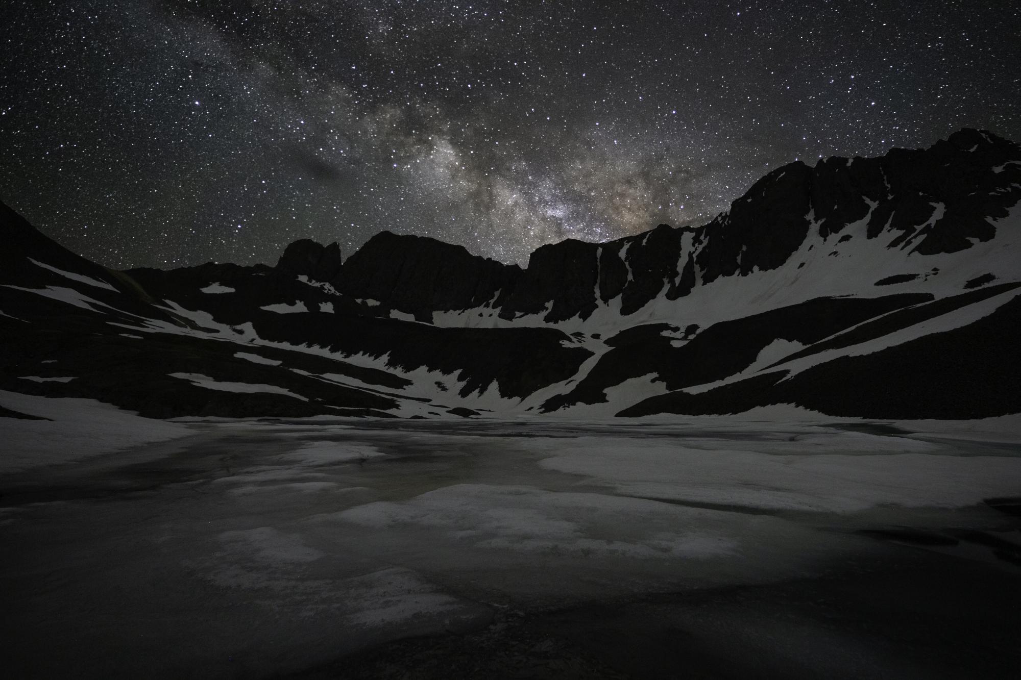 Photo of the mountains in the night sky